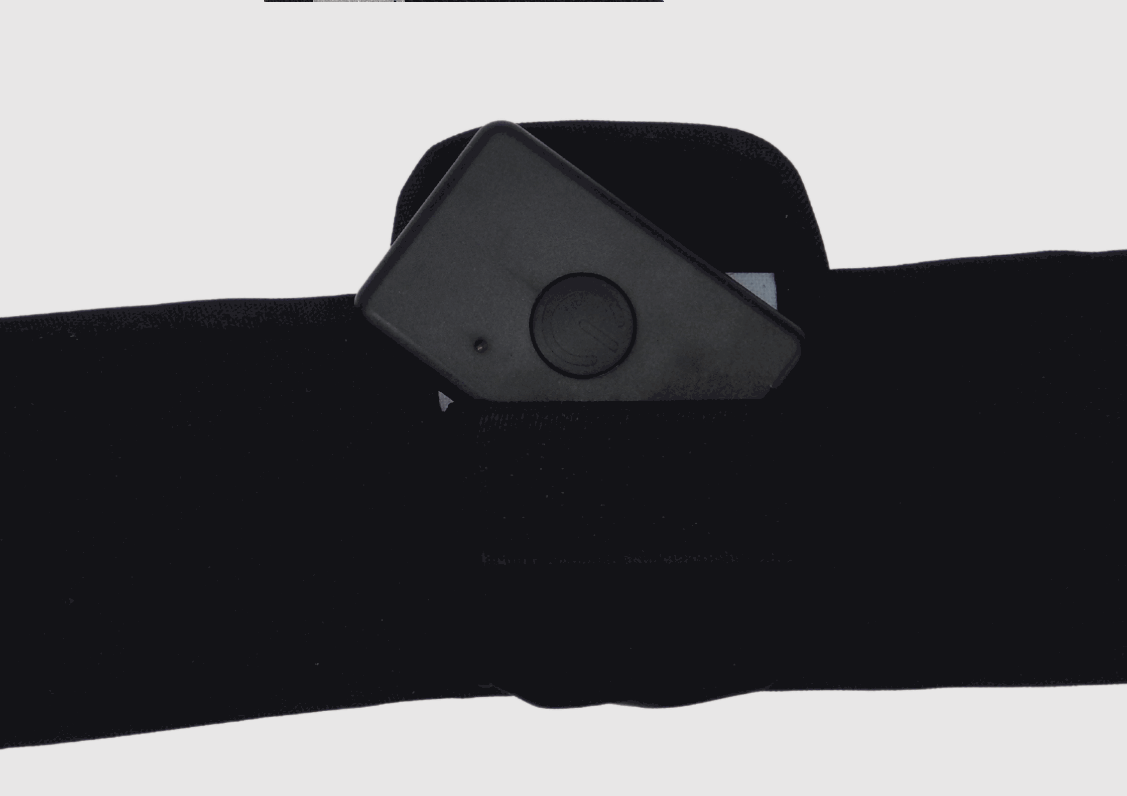 LED Gurt Batterietasche schwarz – Batterie wird eingelegt