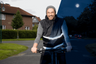 LED Warnweste für Erwachsene – Mann auf Fahrrad, Tag- und Nachtansicht im Vergleich