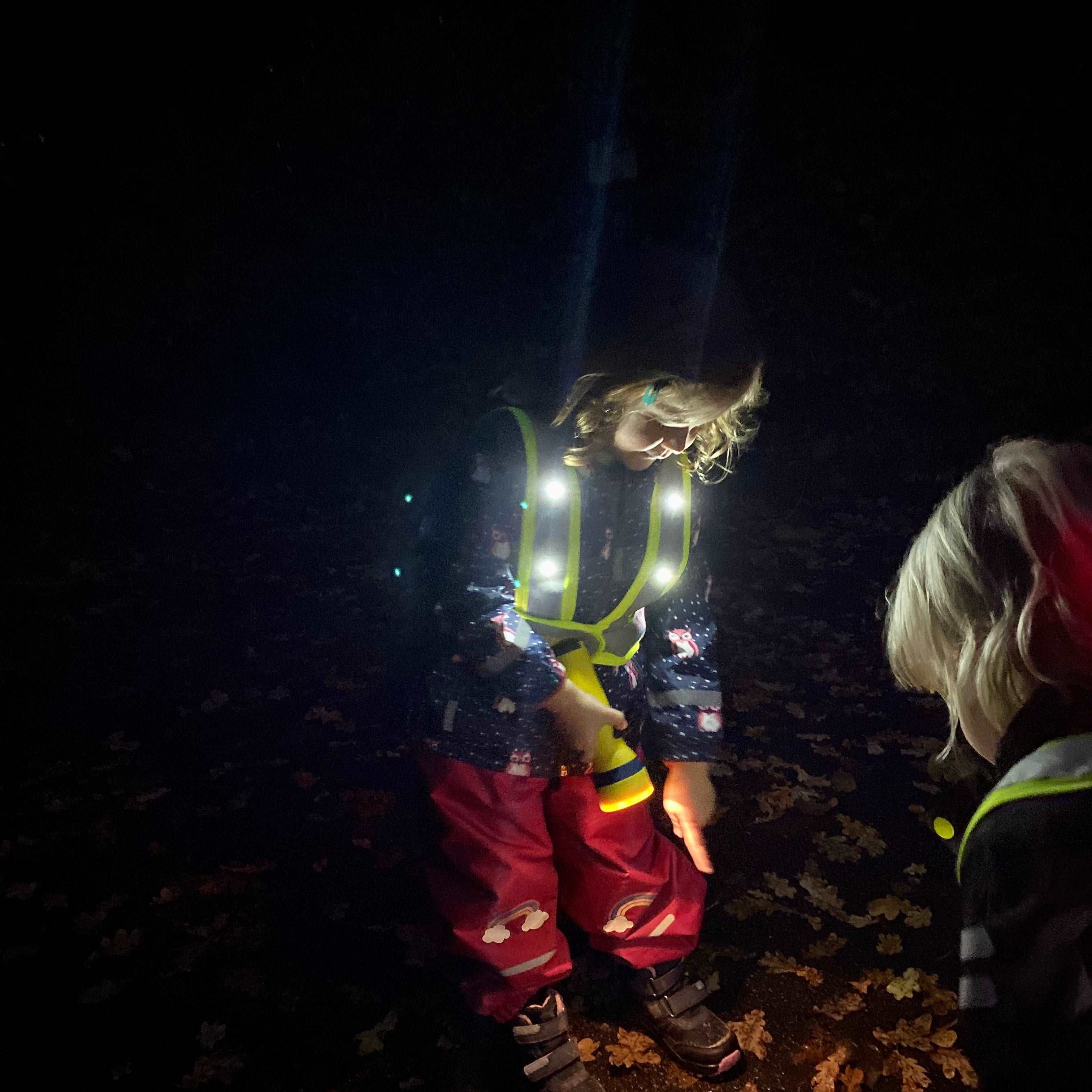 LED Warnweste für Kinder im Dunkeln – leuchtende LEDs, Kind mit Taschenlampe