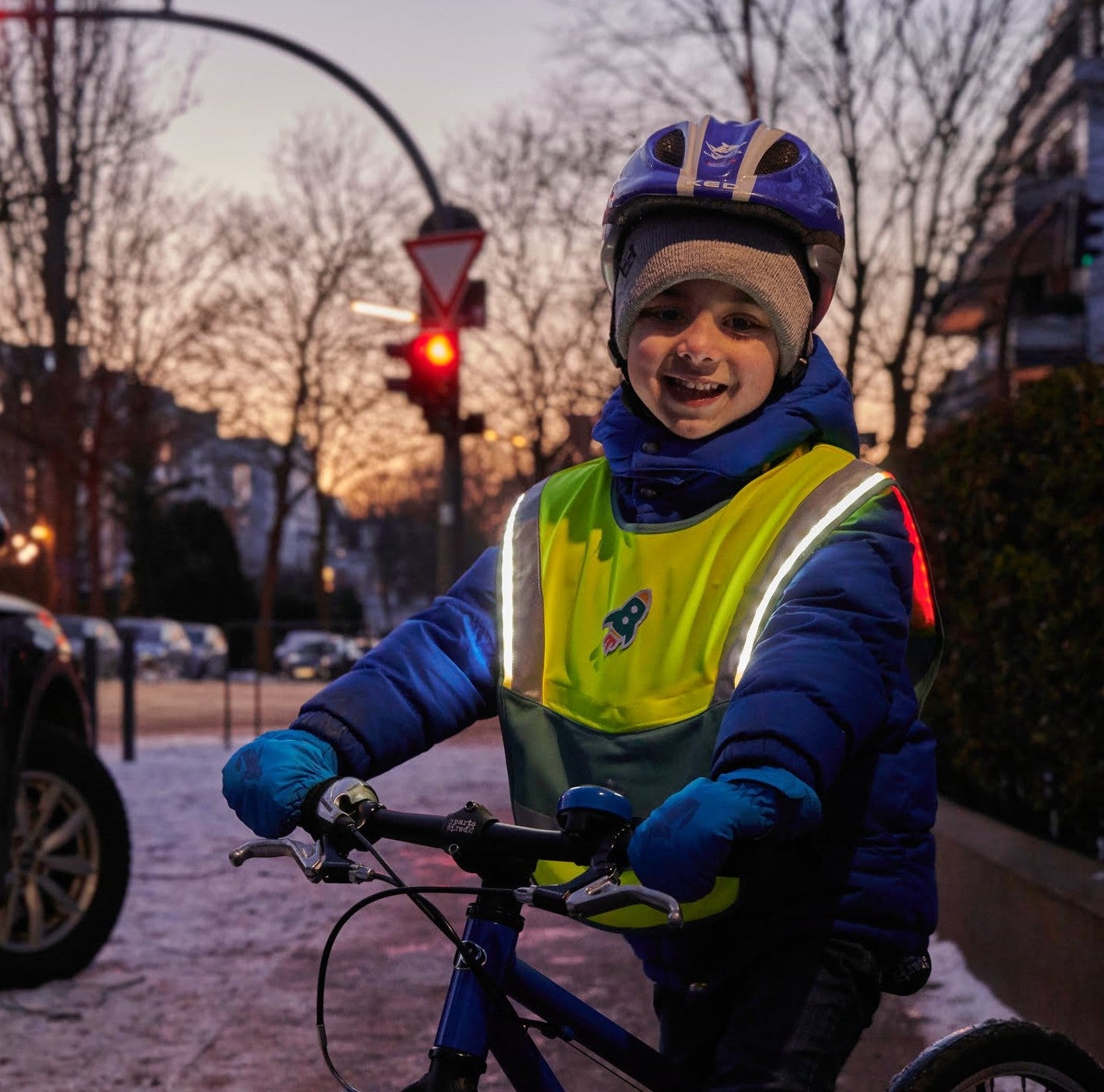 Kind mit LED Warnweste für Kinder 