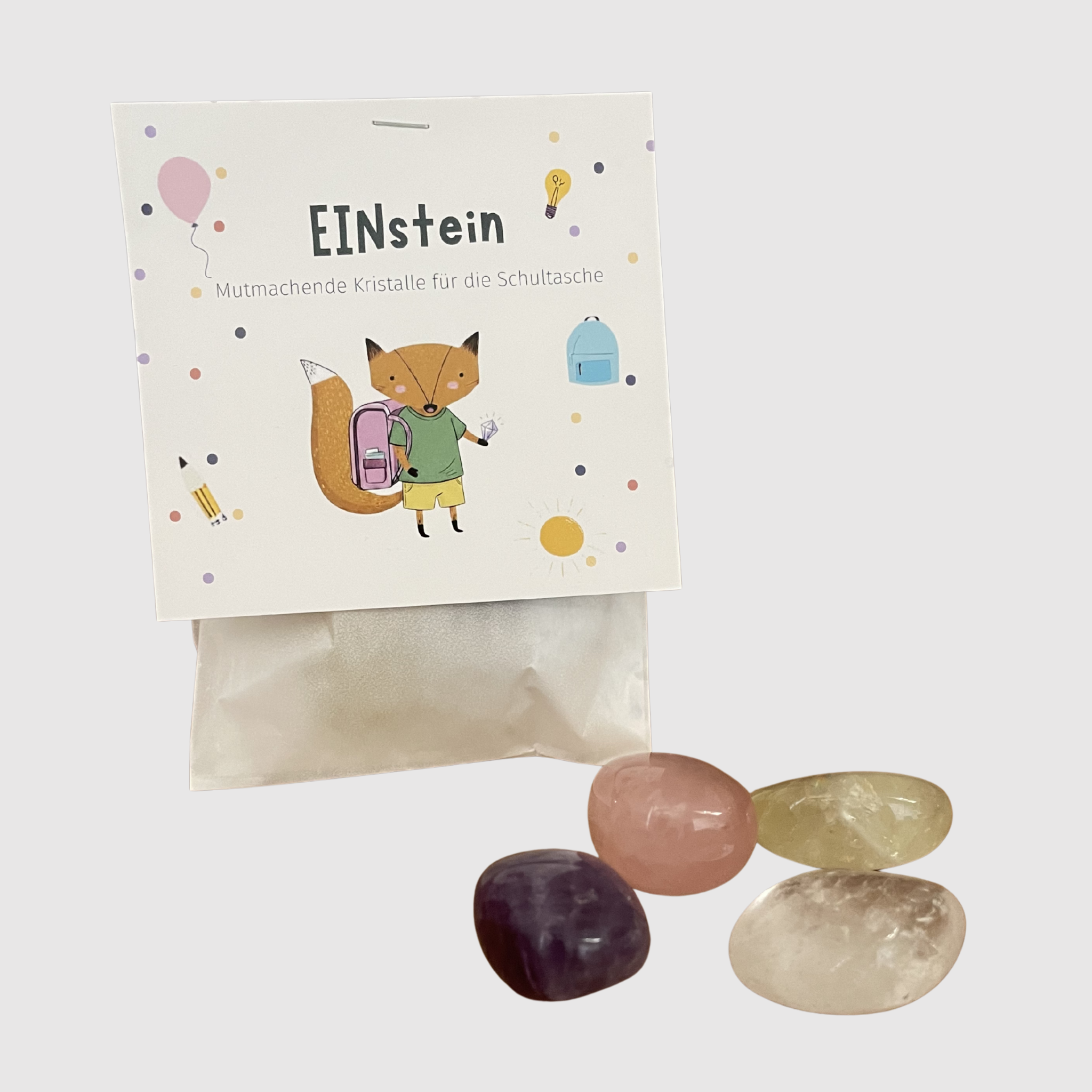 EINstein Set Verpackung mit Fuchs-Illustration und vier farbigen mutmachenden Kristallen für die Schultasche