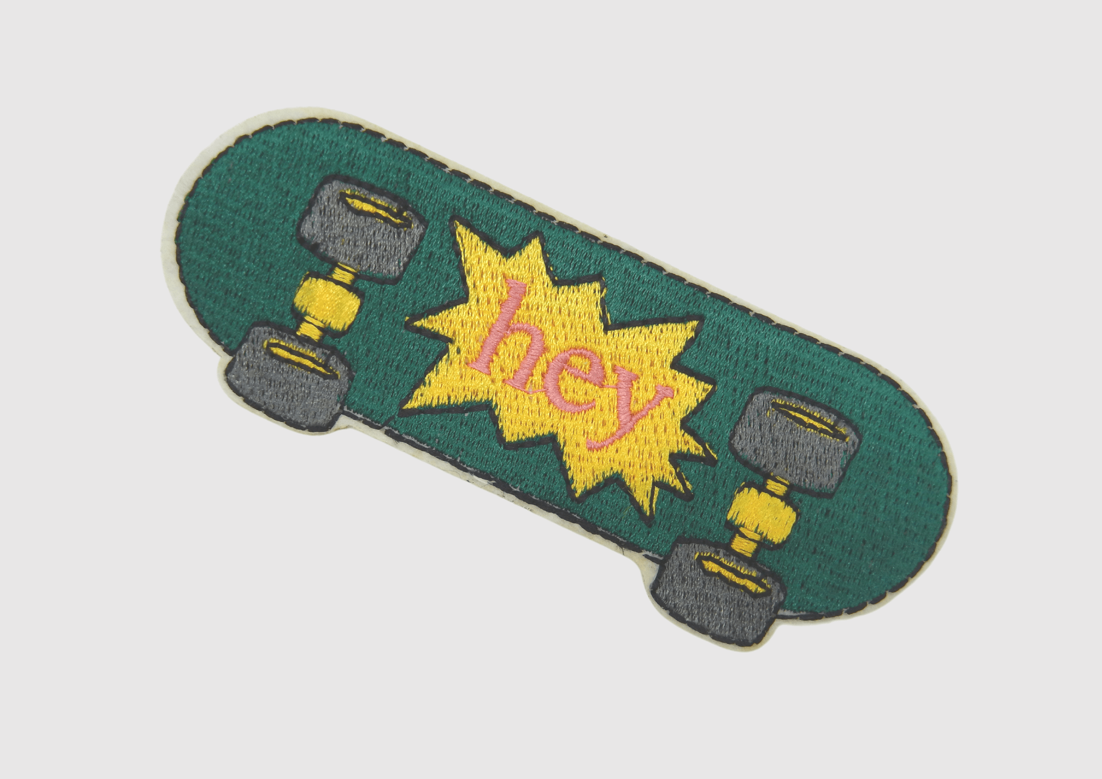 Detailansicht Klettpatch Skateboard mit Schriftzug hey 